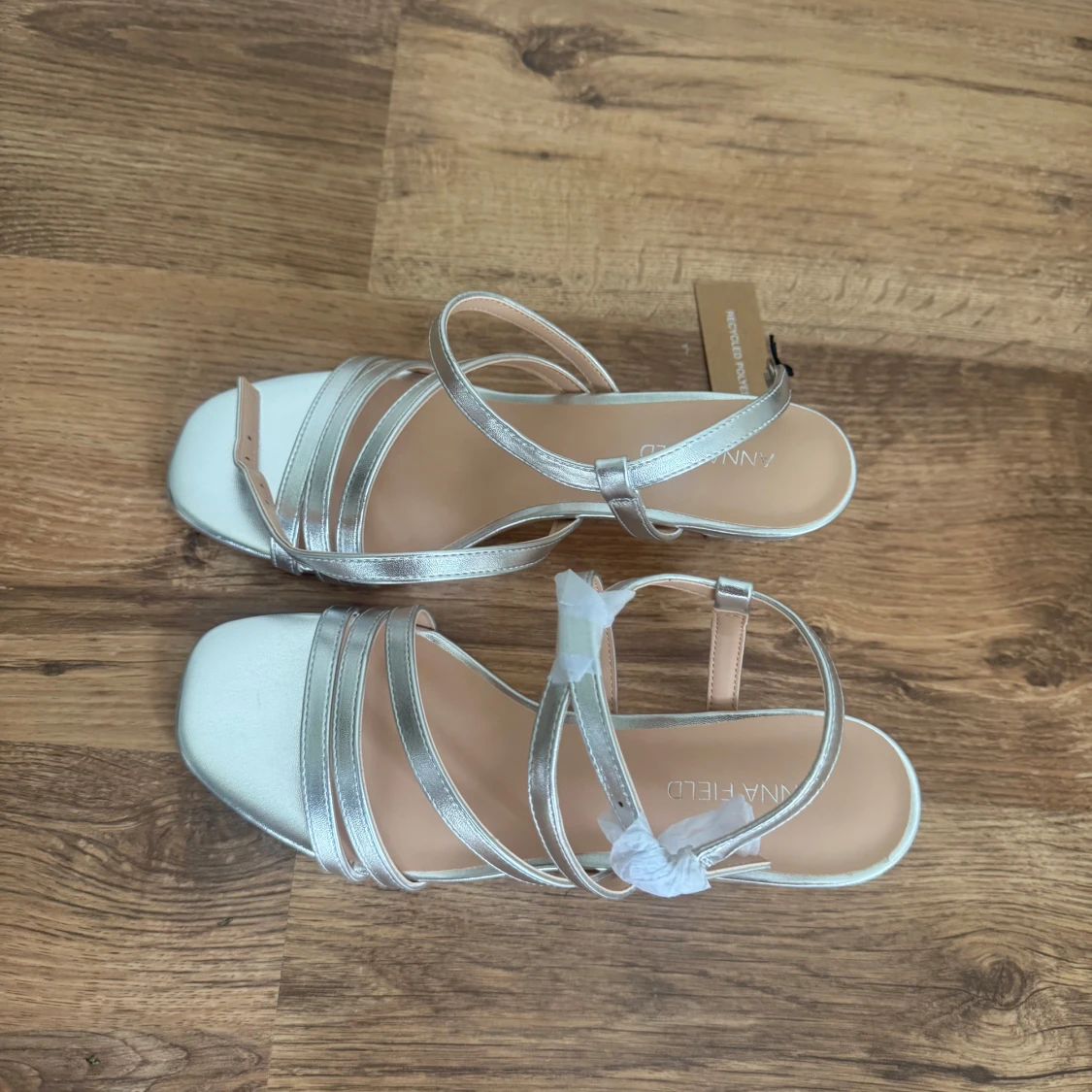 Silvriga sandaler med klack från Anna Field