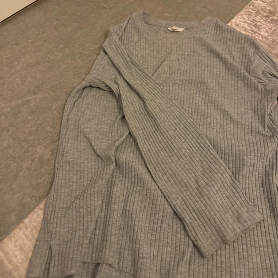 Grå ribbad långärmad tröja - 2