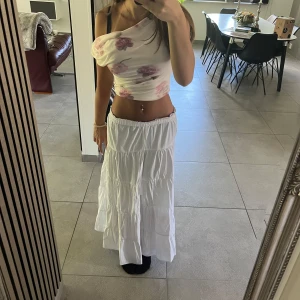 vit lång kjol - vit långkjol, skit skönt material nu inför sommaren. 