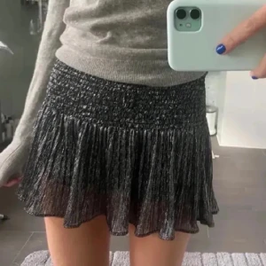 Glittrig minikjol med volang - Supersnygg glittrig minikjol från zara! Helt slutsåld o väldigt populär💗 Jättebra skick, precis som ny!