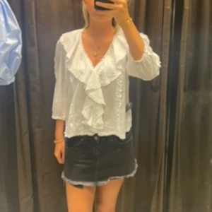 Vit blus zara  - Supersöt vit blus med v-ringning och stora volanger framtill och runt kragen. Perfekt till sommaren! Säljer då den aldrig kommer till användning, som ny! Storlek S💗