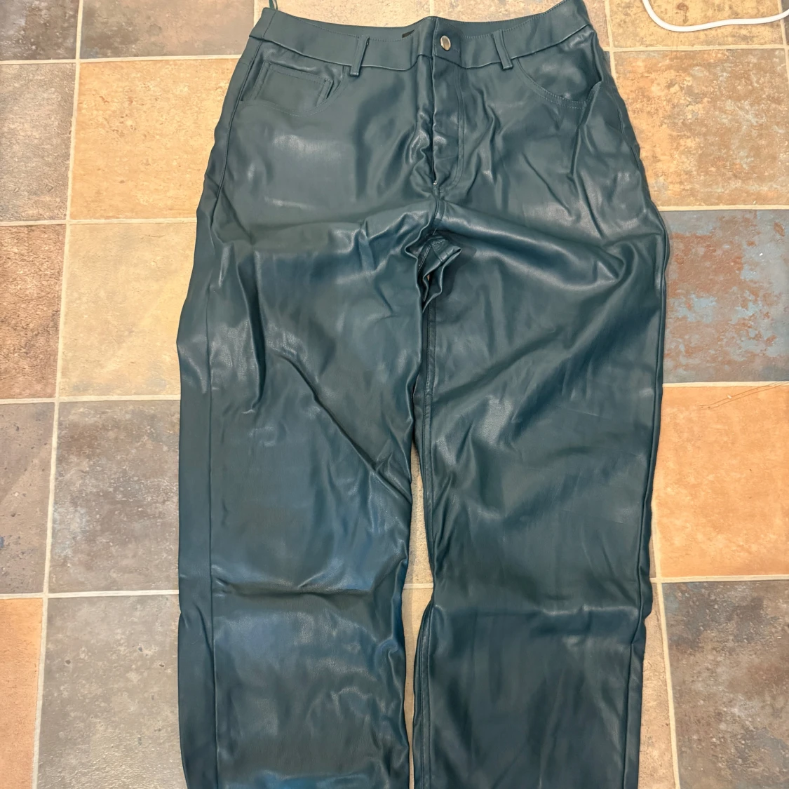 Mörkgröna skinnbyxor Gina Tricot - 1