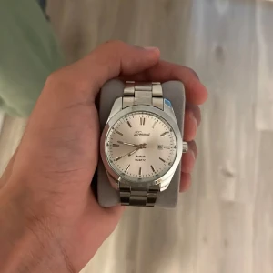  Vit x Silver klocka från Doventi - Stilren klocka från Doventi. Perfekt accessoar för dig som gillar en clean och modern look för ett billigt pris. Köpte för 799 och den är helt oanvänd bra första klocka eller som extra klocka  