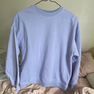 Sweatshirt - Lila sweatshirt i storlek XS från H&M💜sparsamt använd
