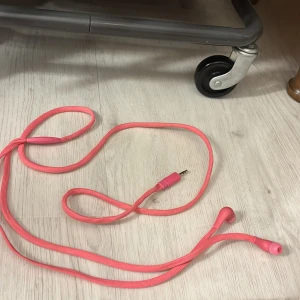  Rosa In-Ear Hörlurar - Perfekt för Musik och Samtal - Härliga rosa hörlurar i bra skick! Perfekta för att lyssna på musik, poddar eller för samtal. De är lätta och bekväma, och passar utmärkt för både träning och vardagsbruk. Sladdens längd gör att du enkelt kan ha telefonen i fickan eller väskan. Ena gunmi skyddet är lite sönder annars helt perfekta. Rengörs självklart innan ivägskickning. De säljs till ett bra pris! Hör av dig om du har några frågor! 