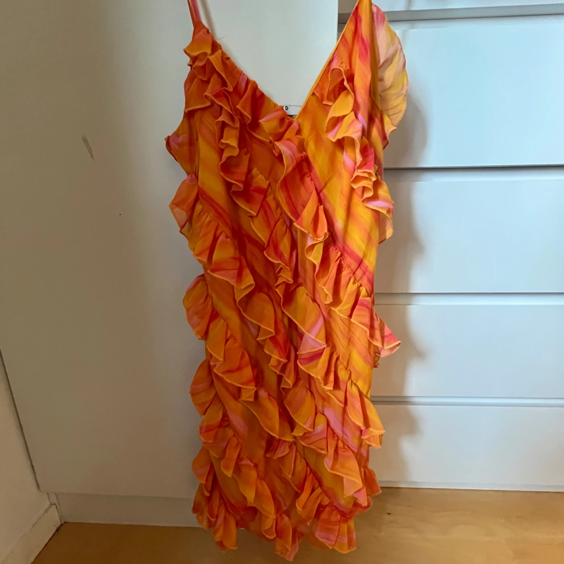 Orange volangklänning med smala axelband - 2
