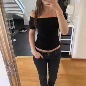 Levi’s slim fit jeans mörkblå - Säljer ett par Levi's slim fit jeans i mörkblå tvätt. De är lågmidjade och har raka ben (modellen är däremot slim, inte straight). Jag säljer de då de tyvärr är lite för stora för mig. Midjemåttet är ca 38 cm och innerbenslängden ca 78 cm.😇💛💛 (Obs! Färgen är inte så blå som den ser ut på bild 3)