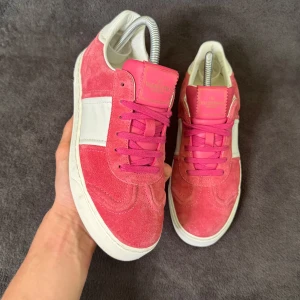 Rosa Valentino Flycrew damskor storlek 36 - Säljer nu mina rosa Valentino Flycrew skor | strl 36 | skick 9,5/10, endast använda 3 gånger, som nyskick, endast 1 nit saknas på ena skon | köpta för 7200kr | dessa är oerhört svåra att få tag i eftersom att de inte säljs längre, och i detta fina skick är de nästan omöjliga att hitta | du får även med en valentino dustbag | självklart äkta | HLselling