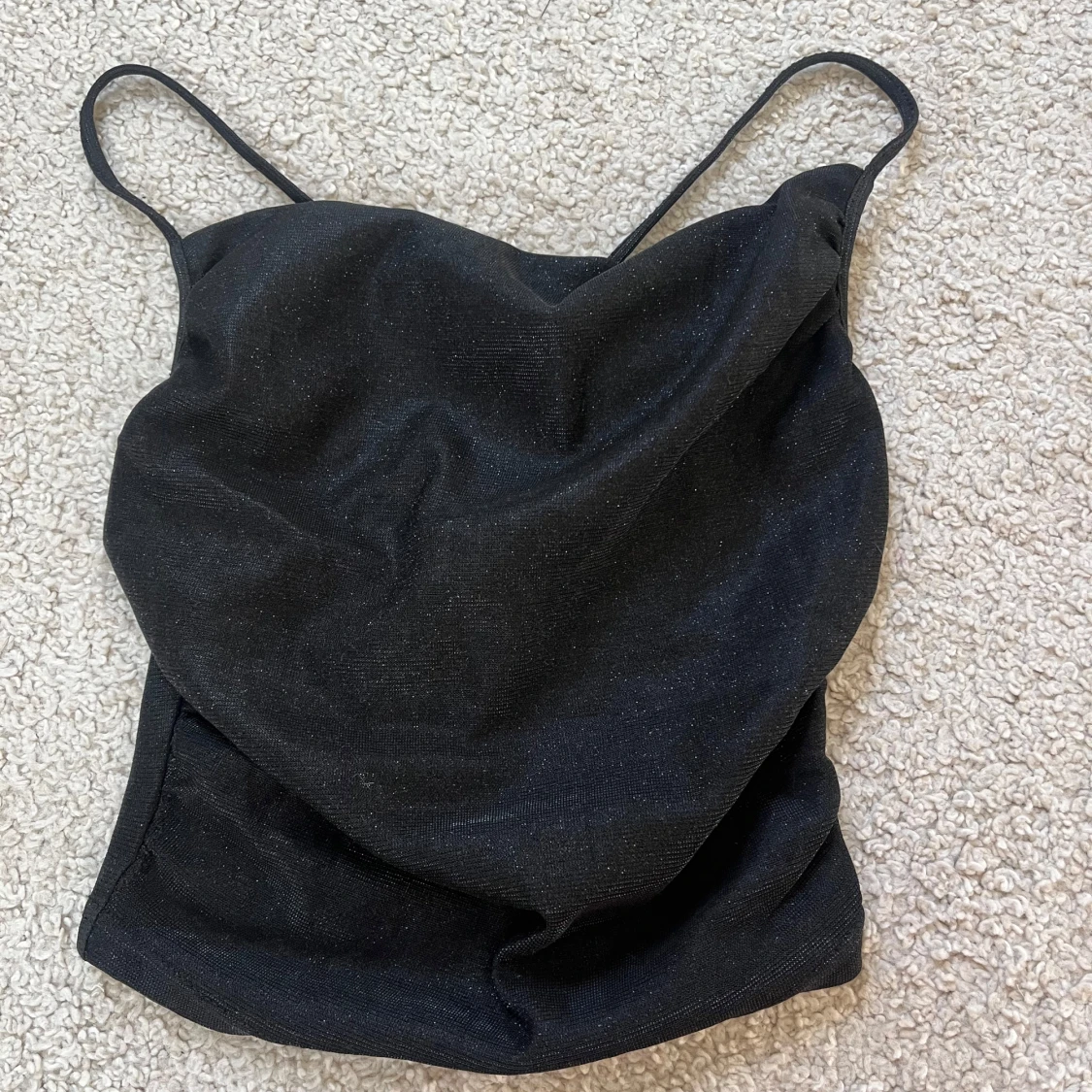 Säljer massa toppar från SHEIN för 15 kr st. Svart glittrig linnetopp med smala band