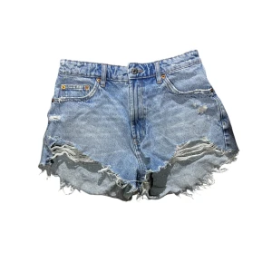 Blå jeansshorts - Snygga blå jeansshorts från Zara. Midjemått 35 och 33 cm långa baktill. 💙☀️
