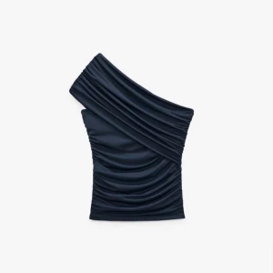 Mörkblå oneshoulder topp - Snygg mörkblå topp med draperad effekt och asymmetrisk one shoulder-design från Zara. Skriv privat om ni vill ha fler bilder och bilder på osv💞Brukar ha xs/s men denna är M och sitter tajt på mig 