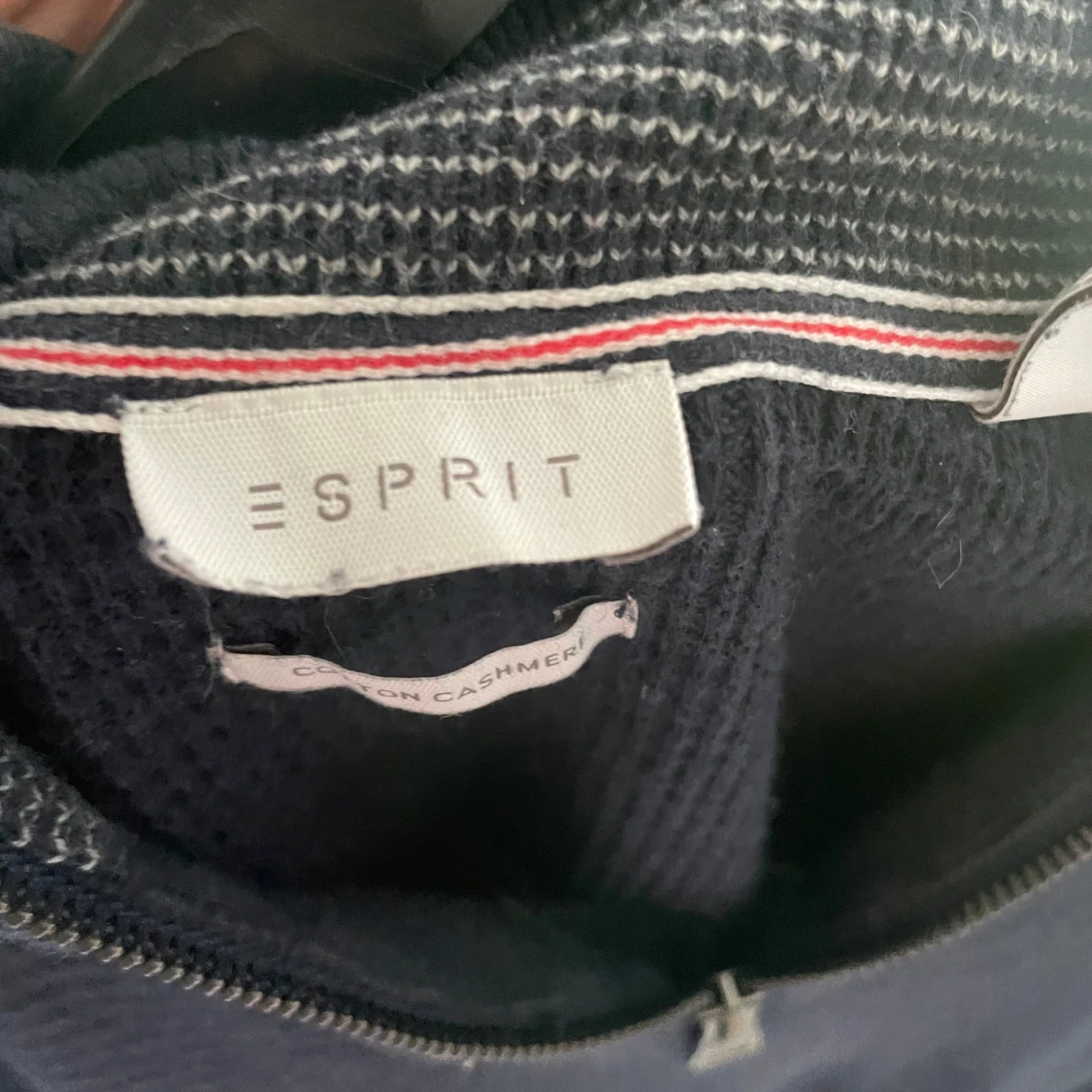 Mörkblå stickad tröja från Esprit - 2