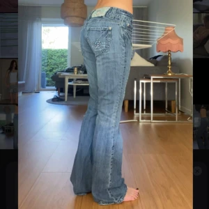 Lågmidjade jeans - Midjemått tvärs över: 36cm och innerbenslängden: 77cm, midjans höjd är 16cm så de är väldigt low waist, så snyggt! Pris är förhandlingsbart!💋