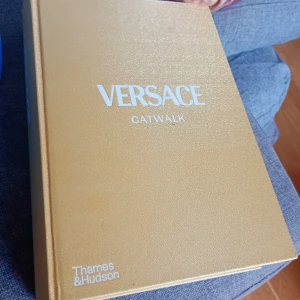 Versace Catwalk: The Complete Collections - En lyxig och inspirerande bok för modeälskare! Utforska Versaces ikoniska catwalk-kollektioner med över 1 200 fantastiska bilder. Perfekt för dig som vill dyka in i modevärldens mest glamorösa ögonblick.