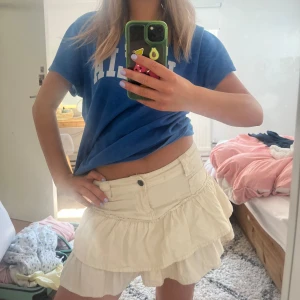 Vit volangkjol med jeansdetaljer - Så cool vit kjol som e lite cargo-inspererad 😍