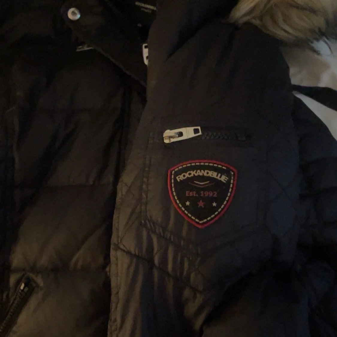 Svart Rockandblue pufferjacka med fuskpäls - 2