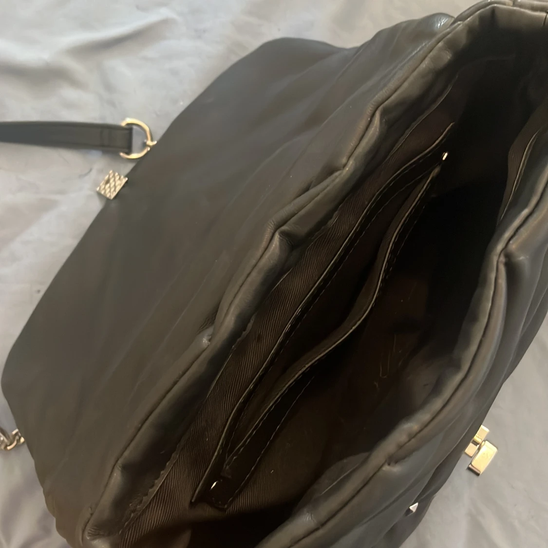 Svart axelväska med nitar från Zara  - 3