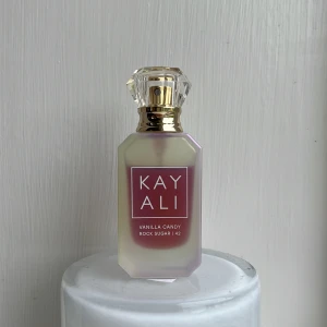 Kayali Vanilla Candy Rock Sugar 42 - Säljer min Kayali Vanilla Candy Rock Sugar 42 som inte kommer till användning längre. Mängden kvar ser ni på bilden. 