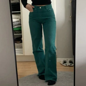 Gröna jeans  - Gröna jeans i strl 36 från Gina tricot. 