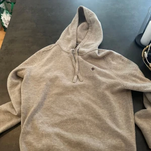 Morris hoodie - Säljer en stilren beige hoodie från Morris i storlek XL. Tröjan är stickad och mycket bekväm att ha på sig. Tröjan är enbart använd ett fåtal gånger.