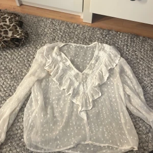 blus från only - säljer denna blus från only i storlek Xs säljer pga den e för liten❤️kontakta mig vid frågor
