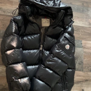 Svart Moncler Maya  - Säljer nu min svarta Moncler jacka i storlek M. Pris kan diskuteras!