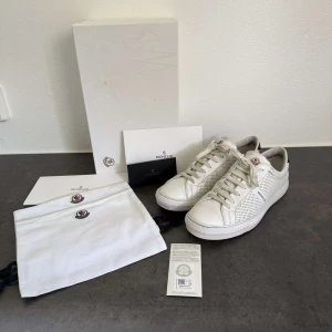 Moncler skor - Moncler skor i bra skick | Storlek 43 | Allt på bilderna följer med | Pris 2299kr |  Skriv vid frågor |