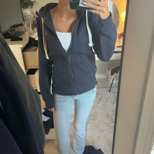 Mörkblå hoodie från Polo Ralph Lauren - säljer min hoodie i storlek L men är mindre i storleken så skulle säga sitter som en M. Jag är 175 o passar mig i längden bra skulle jag säga. Har bytat ut den som sitter i dragkedjan eftersom den gick sönder!! Kolla sista bilden!! Helt okej skick lägg prisförslag!!