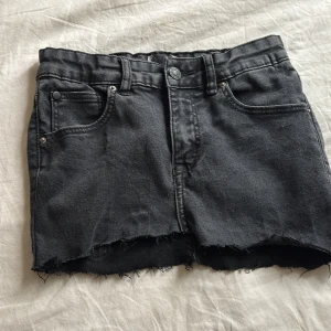 Svart jeans kjol - Super duper bra skick. Midjemåttet är ca 24 cm 