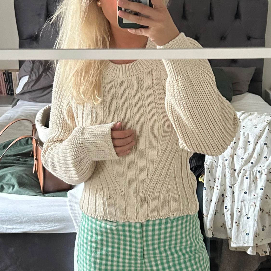 Beige stickad tröja med öppen rygg - 1