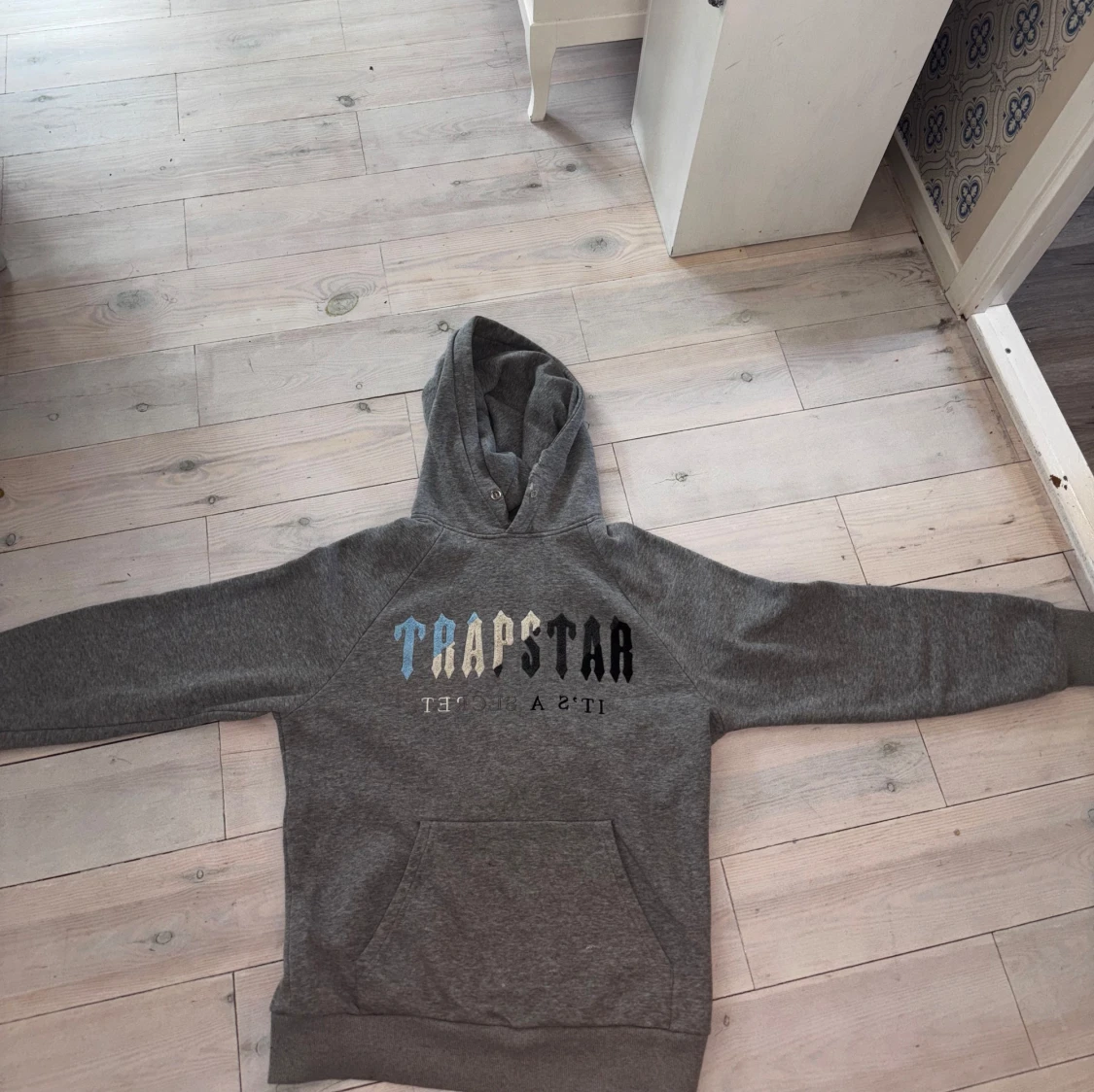 Grå hoodie från Trapstar med tryck - 1