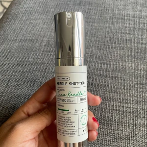 VT Reedle Shot 300 ansiktsmist oanvänd - VT Reedle Shot 300 är en ansiktsmist med Cica och Hyalon, perfekt för att ge huden en fräsch känsla. Flaskan är silverfärgad med vit etikett och rymmer 50 ml. Produkten innehåller 237 500 Cica Reedle och används som första steget i hudvårdsrutinen.