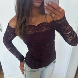 Offshoulder spetstopp  - Så fin vinröd off shoulder spetstopp! Jag är 168 och det är mina bilder, köp via köp nu direkt eller Swish, kvar tills markerad som såld 💖