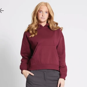 Vinröd hoodie - Helt som ny och använd ca 4 gånger! Nypris 200. Passar mig som har S