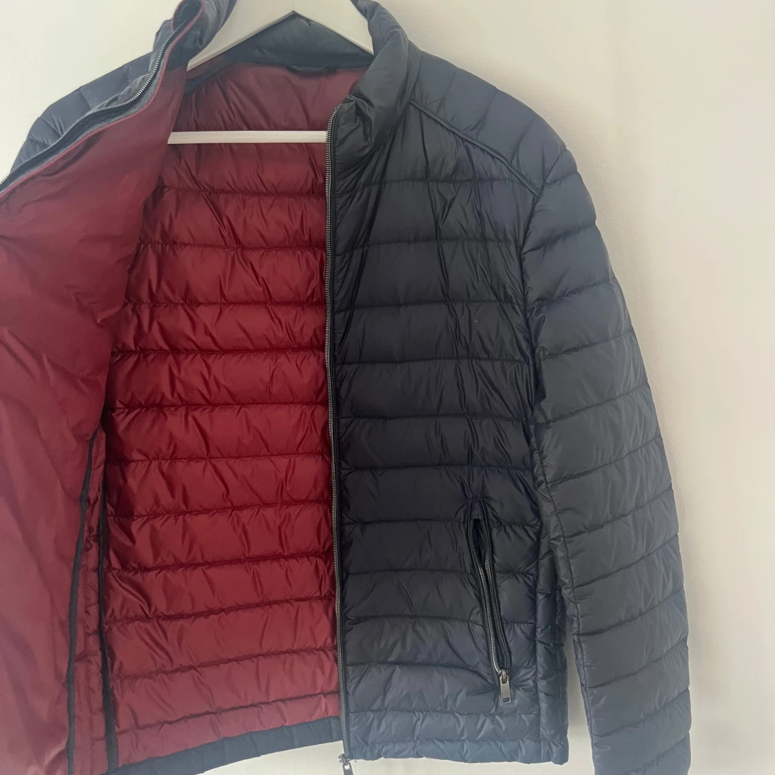 Svart dunjacka med röd insida - 1