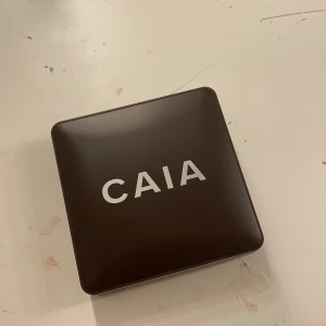 CAIA Matte Bronzer Santorini - Säljer en CAIA Matte Bronzer i nyansen Santorini. Kommer i en snygg brun fyrkantig dosa med spegel i locket. Pudret är matt och har en varm, gyllenbrun ton som ger en naturlig solkysst look. Perfekt för contouring eller att värma upp ansiktet. Pris kan diskuteras!!