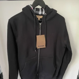 Burberry zip up  - Helt ny aldrig använd påse ingår. 