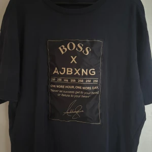 HUGO BOSS x Anthony Joshua t-shirt - Mörkblå limited edition HUGO BOSS x Anthony Joshua T-Shirt i del av deras BOSS x AJBXNG boxnings kollektion. Snygg men använd! Nypris på denna låg runt 1300kr