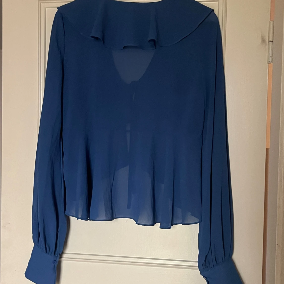 Söt blå blus med volanger - 1