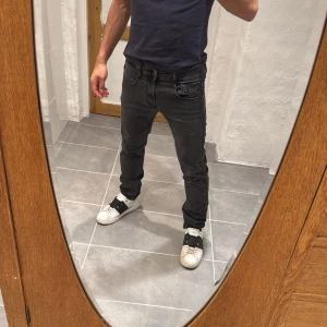Replay jeans  - Ett par snygga jeans från Replay i storlek W29 L32 i modellen Anbbas 