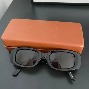 CHIMI 10 brown - Snygga solglasögon från CHIMI med rektangulära bågar. Modell 10 i färgen brown. Sparsamt använda 