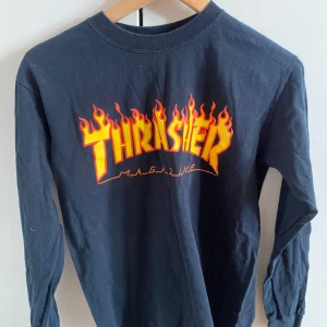 Thrasher tröja långärmad storlek S - Långärmad Thrasher tröja i t-shirt material. Passar en XS/S. Bra skick, knappt använd.