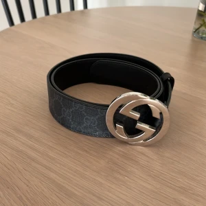 Svart Gucci bälte med GG buckla - Klassiskt Gucci bälte, använt väldigt lite. Köpt på Farfetch, nypris 2.700kr