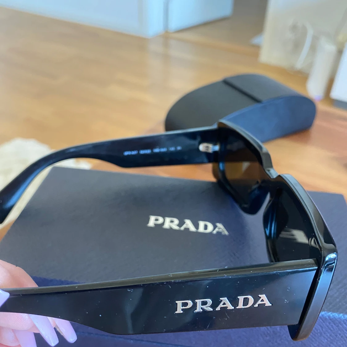 Svarta solglasögon från Prada