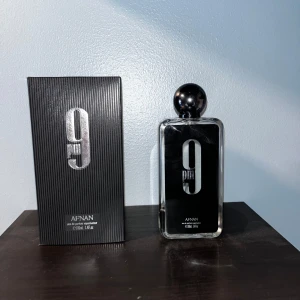 Afnan 9PM Eau de Parfum - Säljer helt ny afnan 9pm, bara anvät några sprut säljer för att den inte passade mig. Köpt från deloox för 339kr kvitto finns