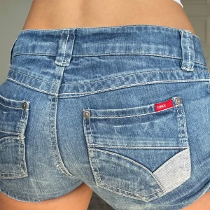 Jeansshorts - Midjemått: 38cm rakt över 💕