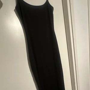 Lång svart maxi dress - En lång svart kroppsnära klänning som formar kroppen fint, den passar bra på mig som är 178. För fler bilder hör av dig. (Aldrig använd) 💖