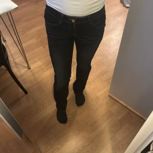 Svarta jeansbyxor från Gucci - Säljer ett par svarta jeansbyxor från Gucci med guldfärgad knapp och tydliga kontrastsömmar. Byxorna har klassisk femficksdesign och en snygg Gucci-logga på bakfickan. Inget kvitto fins då jag fick gucci jeansbyxorna av en släkting.