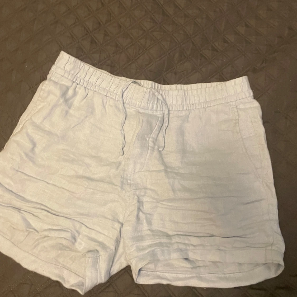 Ljusblå linneshorts från H&M