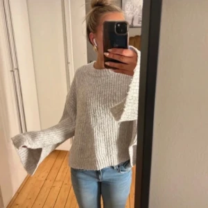 Ljusgrå stickad tröja  - Tjocktröja i storlek S från Gina, i väldigt bra skick! Skriv för fler bilder eller frågor!!! Priset går att diskutera💗💗